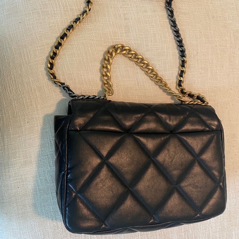 Chanel 19 Maxi Black Lambskin - Picture 3 of 13